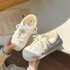 Sapatos Chiques Doces e Versáteis de Solado Fino Tênis de Solado Grosso para Mulheres Outono 2025 Novos Sapatos Básicos Retro para Treinamento Moral Sapatos Brancos Pequenos