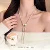 Un collar de trébol de cuatro hojas de diamante púrpura de dos vías, diseño desmontable, cadena larga versátil para suéter para mujer, accesorio popular de lujo ligero