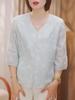 Camisa Elegante de Gama Alta con Corte Bordado de Flor y Cuello en V para Mujer, Verano, Delgada, Aspecto Rejuvenecedor y Adelgazante, Camisa de Media Manga