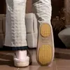 Zapatillas de algodón a rayas sencillas para uso en casa, nueva colección otoño/invierno 2026, con suela suave, forro de felpa y diseño antideslizante para mayor calidez y comodidad.