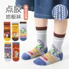 Nuevos calcetines de suelo antideslizantes para niños, calcetines de otoño de dibujos animados hasta la pantorrilla, calcetines para niños, calcetines de algodón punteados Clase A, transfronterizos