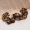 Brincos Europeus e Americanos em Tecido de Pérola Sintética com Flor e Estampa de Leopardo em Forma de C, Brincos High-End Melard Retro Outono e Inverno para Mulheres