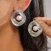 Brincos de Pérola Torcida Estilo Metal Europeu e Americano, Brincos Fashionáveis e Únicos Estilo Vintage, Brincos Geométricos de Alta Qualidade para Mulheres