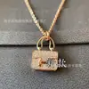Versión Alta del Collar con Letra H Kangkang para Mujer, Lujo Accesible Elegante, Chapado en Oro Rosa de 18 Quilates con Colgante de Diamante, Cadena para Clavícula para Mujer