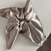 Scrunchie quadrado de cetim brilhante na cor creme, acessório de cabelo de estilo nicho para rabos de cavalo baixos, modelo novo