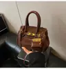 Bolso Rojo Retro para Mujer 2025 Nuevo de Moda Otoño e Invierno Bolso Cruzado Versátil de Alta Gama Bolso de Mano Súper Popular Bolso Kelly