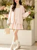 Conjunto de Tres Piezas para Mujer 2026 Otoño/Invierno Nuevo: Camisola con Ribete de Encaje, Cárdigan de Punto Holgado, Falda Corta de Cintura Alta, Suéter