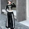 Conjunto Esportivo Casual para Meninas de Duas Peças Outono Estampa de Letras no Top Conjunto de Calças Wide Leg para Crianças de Tamanho Médio e Grande Primavera e Outono