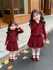Conjunto de Roupa de Ano Novo para Meninas Outono Inverno 2026 Novo Estilo Menina Pequena Colete Vermelho Engrossado Saia Curta Roupas de Ano Novo para Bebê