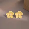 Pendientes de Flor Amarillos Cremosos Texturizados de Verano para Mujer, Diseño de Nicho, Pendientes Versátiles y Elegantes con un Toque de Lujo, Accesorios para Orejas de Lujo Ligero