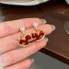 2026 Nuevo Modelo Aretes de Perla con Esmalte Rojo de Poni, Diseño Simple y Lujoso, Versátiles y de Temperamento Suave Aretes para Mujer