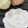 Brincos de Alta Qualidade Coco com Tachas de Diamante, Banhados a Ouro com Microincrustação, Padrão Xadrez Finamente Esculpido em CNC, Versáteis e Elegantes Brincos de Tarraxa Estilo Chanel