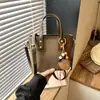 Bolsa feminina 2026 novo modelo, textura de alta qualidade, design de nicho, bolsa transversal versátil vintage de início de outono, bolsa de mão tipo balde, moderna