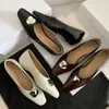 Sapatos Femininos Quadrados de Boca Rasa com Salto Baixo de Couro Genuíno para o Início da Primavera Novidade Sapatos Baixos de Couro Genuíno de Pele de Ovelha Cor Sólida com Fivela de Metal para Mulheres