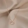 Corrente para Clavícula Elegante com Zircônia Banhada a Ouro Real Design de Nicho Feminino Corrente de Anel Duplo Colar Colar Personalizado para Estudante