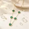 Colar Trevo de Quatro Folhas de Cinco Pétalas Feminino Luxo Leve Pingente Colorido de Madrepérola Corrente para Clavícula com Borla Longa Joia Versátil de Aço Titânio