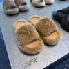 Chinelos Peludos de Dedo Aberto com Flor Cruzada e Solado Grosso para Mulheres 2025 Outono e Inverno Novos Sandálias de Uma Tira Retro da Moda para Usar Fora