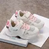 Zapatillas Bajas de Velcro para Niños Estilo Nuevo Primavera/Otoño 2026 Versátiles Suela Suave Zapatos de Papá Versátiles para Niños Medianos y Mayores Transpirables
