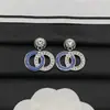 Foto Real dos Novos Brincos Chanel-Style Letra Azul Meio Diamante Duplo C, Pequenos Chanel-Style Luxo Leve Clássico Moda Versátil Brincos Atacado