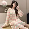 Camisola de Manga Comprida com Gola Redonda para Primavera e Outono com Bojos, Roupa de Dormir Canelada de Seda Gelada, Estilo Verão Fino, Tamanho Grande, Pode Ser Usada Fora de Casa como Roupa de Casa