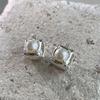 Pendientes de perlas cuadradas geométricas con diseño de nicho, con hebilla para la oreja, estilo femenino, ligeros, de lujo, sencillos, combinables, a la moda, pequeños.