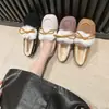 Zapatos peludos de moda y populares para mujer, nueva colección de invierno 2026, mocasines cómodos de suela blanda estilo británico, forrados de felpa para abrigar.