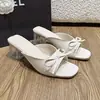 Fornecimento Exclusivo Transfronteiriço de Sandálias Femininas Off-White com Laço e Uma Tira, Salto Grosso de Cristal Transparente, Versátil para o Dia a Dia e Uso ao Ar Livre