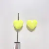 Cuentas acrílicas en forma de corazón moldeadas por inyección, cuentas de corazón de colores sólidos con agujeros rectos, accesorios hechos a mano para bolígrafos de cuentas DIY