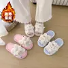 Pantuflas de mujer 2026, para usar en exteriores, de suela plana, nuevo estilo otoño/invierno, destalonadas, peludas, cómodas para uso en casa, forradas de algodón, suela suave, diseño de una tira, estampado de estrellas