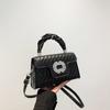 Bolso pequeño portátil de alto valor para mujer, nuevo estilo extranjero primavera y verano 2024, bolso cuadrado pequeño de alta gama con bordado de hilo de rombos para mujer
