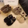 Nova coleção Outono/Inverno 2026: sapatos femininos de algodão com sola grossa, antiderrapantes, forrados com fleece, quentes, mocassins e sapatos forrados com pele de ovelha para mulheres e meninas