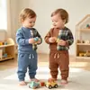 Conjunto de otoño para niño: un conjunto de dos piezas con estampado de cuadros en colores contrastantes, una sudadera de cuello redondo y pantalones largos hasta el tobillo con cintura de cordón - un conjunto informal para niños