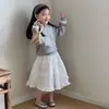 Conjunto de Roupa para Menina Primavera e Outono 2026 Novo Estiloso Moletom com Capuz, Camiseta Básica e Saia Conjunto de Três Peças Tendência