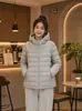 Chaqueta ligera de algodón con plumón transfronteriza para mujer, abrigo corto de algodón cálido con capucha, ropa exterior de otoño e invierno para jóvenes de talla grande, venta al por mayor del fabricante