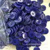 Botões de camisa de plástico de cor direta de fábrica, borda fina de quatro furos, botões redondos de cor doce feitos à mão para DIY