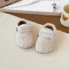 Zapatos peludos casuales para niñas 2025 Invierno Nuevos Zapatos de algodón estilo coreano para niños, lindos, con forro polar, estilo princesa