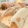 Juego de ropa de cama de cuatro piezas de terciopelo de leche, nuevo diseño de dibujos animados 2026, juego de sábana y funda de edredón de vellón de coral para invierno