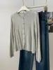 Elegante Cardigan de Tricô Costurado com Gola Redonda para Afinar o Corpo Feminino, Versão Coreana Outono 2026, Suéter Casaco Fino Suave e Iluminador