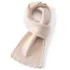 Sencillo y versátil, este bufanda tejida 100% cachemira pura está diseñado tanto para hombres como para mujeres.. Es un accesorio cálido, elegante y fácil de combinar para mantenerte abrigado en el clima frío.