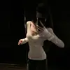 Top Blanco Puro de Escote en V con Hombro Derecho y Mangas Largas para Mujer en Otoño e Invierno Aspecto Sexy que Adelgaza la Cintura Suéter Interior Camiseta Básica Ajustada