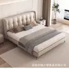 Cama tapizada de estilo minimalista italiano color crema con cabecero capitoné vertical, cama moderna simple de arte en piel para dormitorio principal, cama doble de lujo ligero