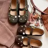 Colección Otoño 2026: Zapatos planos de moda para mujer con punta redonda, incluyendo Mary Janes planos y zapatos planos de punta baja.