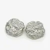 Botón grande de metal con forma irregular especial diseño plisado botón hebilla decorativa para chaqueta de traje abrigo