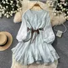 Vestido doce de renda estilo francês com detalhes de amarração, mangas compridas, design que afina a cintura, efeito emagrecedor, adequado para baixinhas, coleção outono 2026