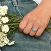 Anel de Flor Retro Criativo Cao Shi Anel de Flor Margarida com Gota de Óleo para Mulheres Anel Exquisito com Zircônia Microincrustada