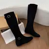 Botas de caña alta estilo retro 2026 con aumento interno de altura, hebilla de correa delgada de cuero, estilo nuevo, zapatos estilo western, zapatos planos de otoño e invierno