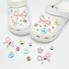 Nuevos dijes de resina para zuecos al por mayor: lindos diseños de dibujos animados, versátiles flores para zapatos de mariposa, flores de burbujas y decoraciones de animales