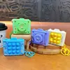 Chaveiro brinquedo criativo de animalzinho que brilha para alívio do estresse, gadget divertido de descompressão para estudantes, pequeno pingente presente atacado