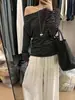 Camiseta listrada de manga longa ombro a ombro estilo coreano para mulheres, novo modelo 2026, design que afina a cintura, slim fit de nicho, blusa da moda
