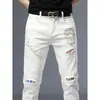 Jeans blancos de alta gama italianos rotos para hombre, nuevo estilo primavera 2026, marca de moda, pantalones ajustados skinny con parches